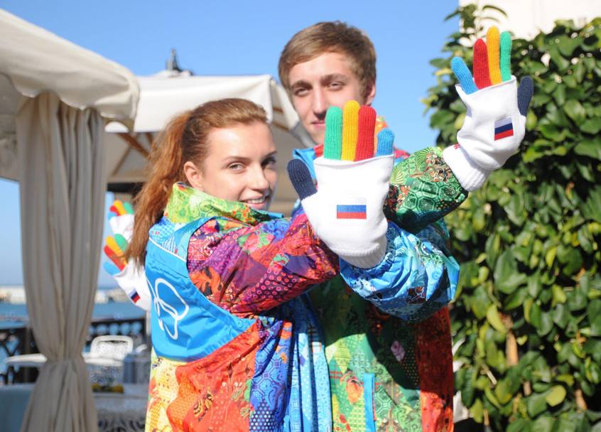 Guanti arcobaleno con la bandiera russa sul palmo. 
